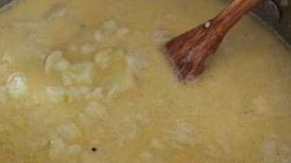 сливочный суп с цветной капустой, картофелем и креветками