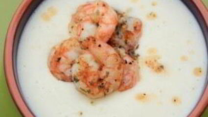 сливочный суп с цветной капустой, картофелем и креветками