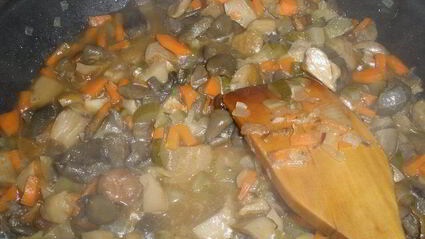 густая солянка с лесными грибами