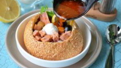 солянка с копченостями в хлебе