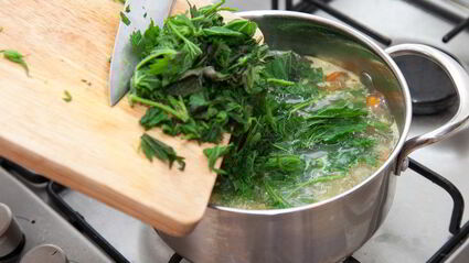 суп из крапивы с булгуром и яйцом-пашот