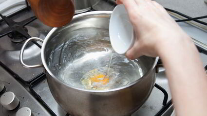 суп из крапивы с булгуром и яйцом-пашот