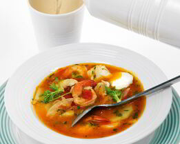 Суп из помидоров, фенхеля, трески и креветок