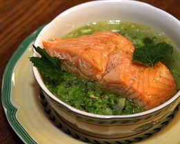 Семга с супом-пюре из зеленого горошка
