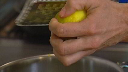 семга с супом-пюре из зеленого горошка