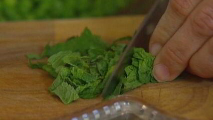 семга с супом-пюре из зеленого горошка