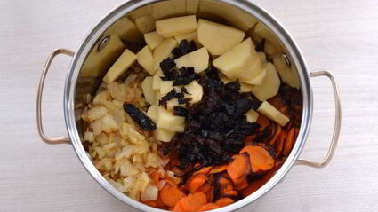 суп-пюре из чечевицы и золотистых овощей