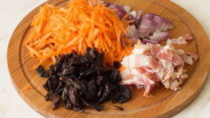 суп-пюре из фасоли с беконом и черносливом