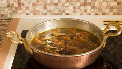 суп-пюре из фасоли с беконом и черносливом