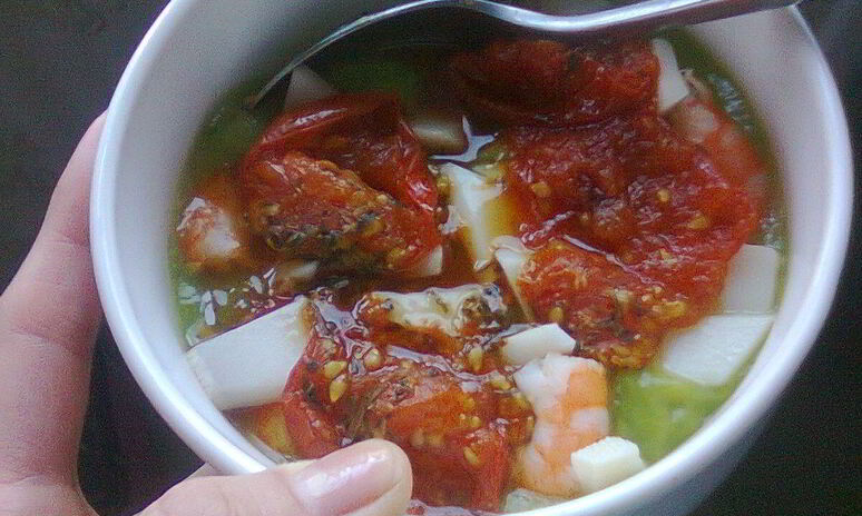 Рецепт суп-пюре из кабачков с креветками, запеченными помидорами черри и озьим сыром