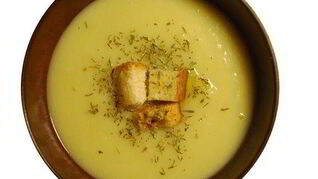 Суп-пюре из картофеля и лука-порея с крутонами