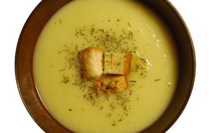 Рецепт суп-пюре из картофеля и лука-порея с крутонами