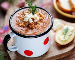 Суп-пюре из овощей с луковыми чипсами и адыгейским сыром