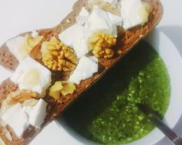 Суп-пюре из шпината, цветной капусты и риса с зерновыми тартинами