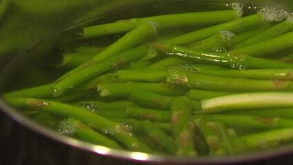 суп-пюре из спаржи с клецками из феты