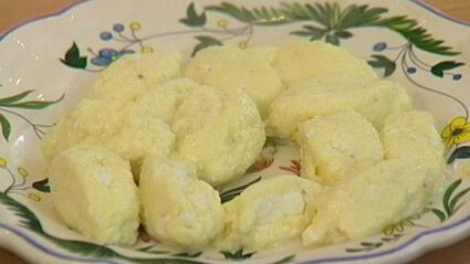 суп-пюре из спаржи с клецками из феты