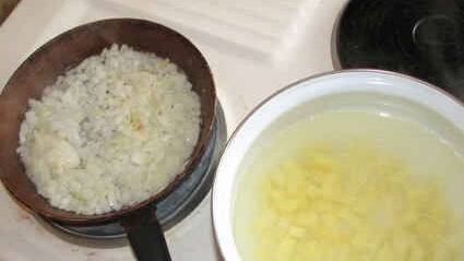 суп-пюре из зеленого горошка и ароматный хлеб с травами