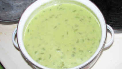 суп-пюре из зеленого горошка и ароматный хлеб с травами