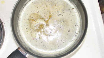 суп-пюре из зеленого горошка и ароматный хлеб с травами