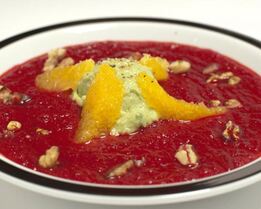 Свекольный суп-пюре с мороженым из авокадо