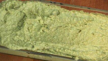 свекольный суп-пюре с мороженым из авокадо