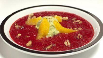 свекольный суп-пюре с мороженым из авокадо