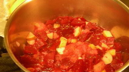 свекольный суп-пюре с яблоком и тимьяном