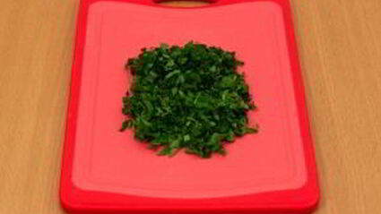 суп с цыпленком, овощами и клецками с зеленью