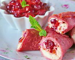 Блины из запеченной свеклы с маскарпоне и клюквой