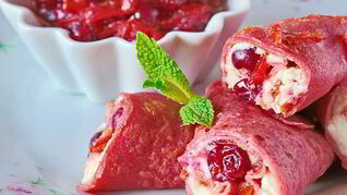 Блины из запеченной свеклы с маскарпоне и клюквой