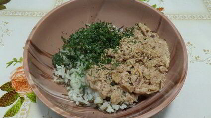 блины на сыворотке с тунцом и рисом