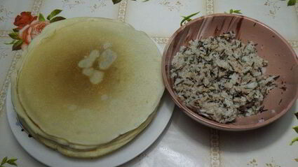 блины на сыворотке с тунцом и рисом
