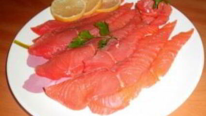 блины с красной рыбой и огурцом