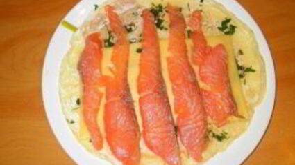 блины с красной рыбой и огурцом