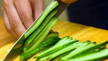 блины с красной рыбой и огурцом