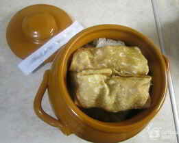 Блины с курицей, грибами и сыром в горшочке