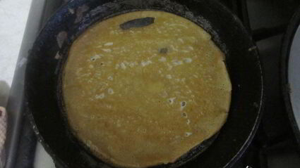 блины с курицей, грибами и сыром в горшочке