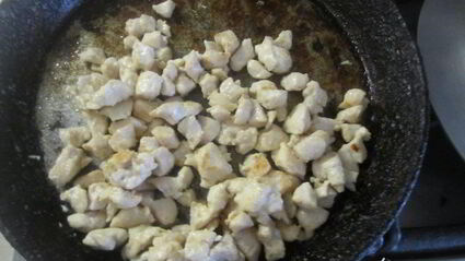 блины с курицей, грибами и сыром в горшочке