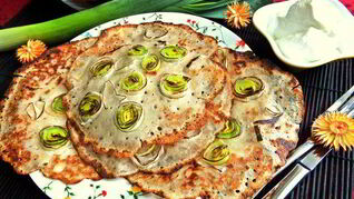 Блины с луковым припеком