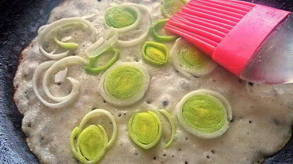 блины с луковым припеком