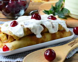 Блины с вишней под сметаной