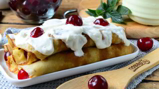 Блины с вишней под сметаной