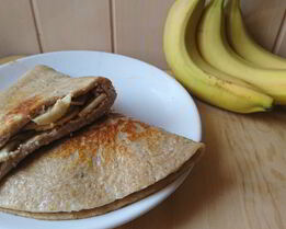 Овсяноблин с бананом и арахисовой пастой