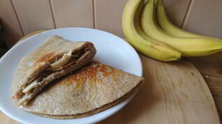 Овсяноблин с бананом и арахисовой пастой