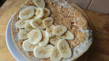 овсяноблин с бананом и арахисовой пастой