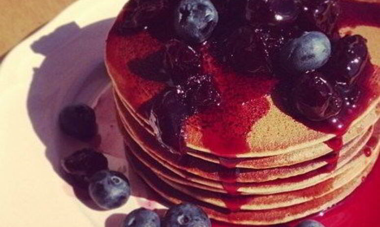 Рецепт шоколадные панкейки с голубикой