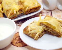 Запеченные блины с курицей и грибами