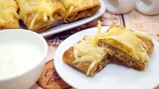 Запеченные блины с курицей и грибами