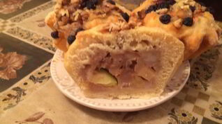 Булочка с грушей и корицей