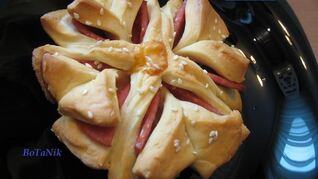 Булочка-цветок с колбасой